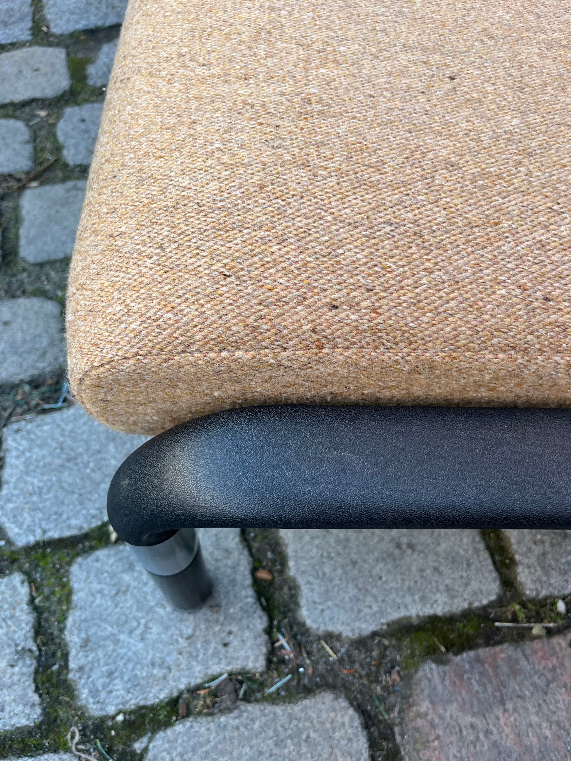 2-Sitzer Sofa 712/2 braun schwarz von Hans Peter Piehl für Wilkhahn