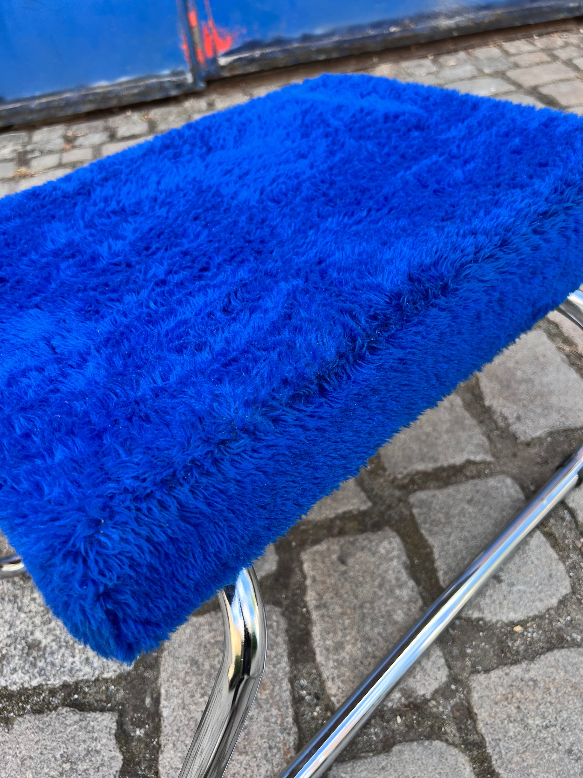 Hocker königsblau Chrom mit Tritt