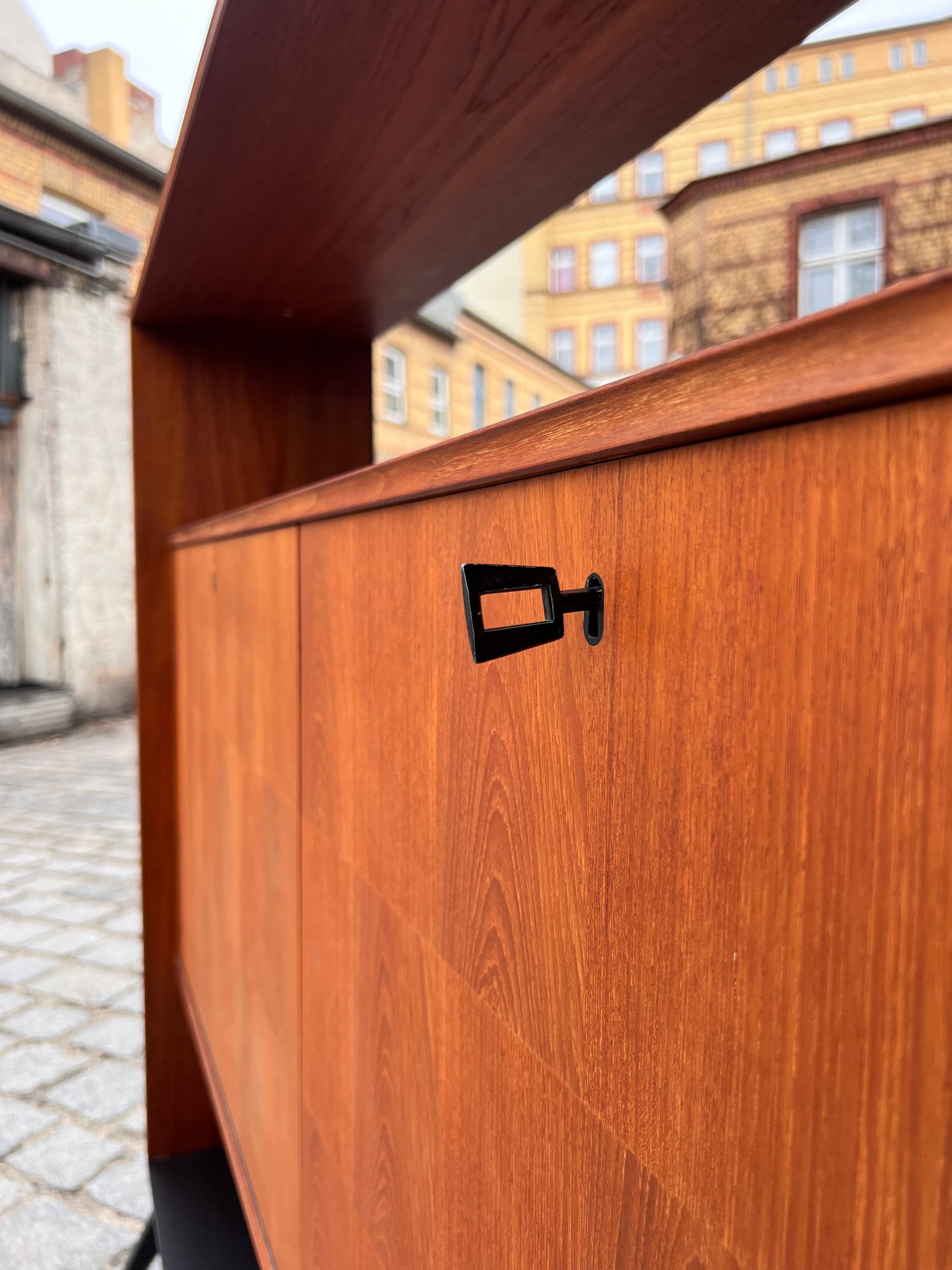 Regal Teak mit Minibar auf neuen Holzfüßen aus Dänemark