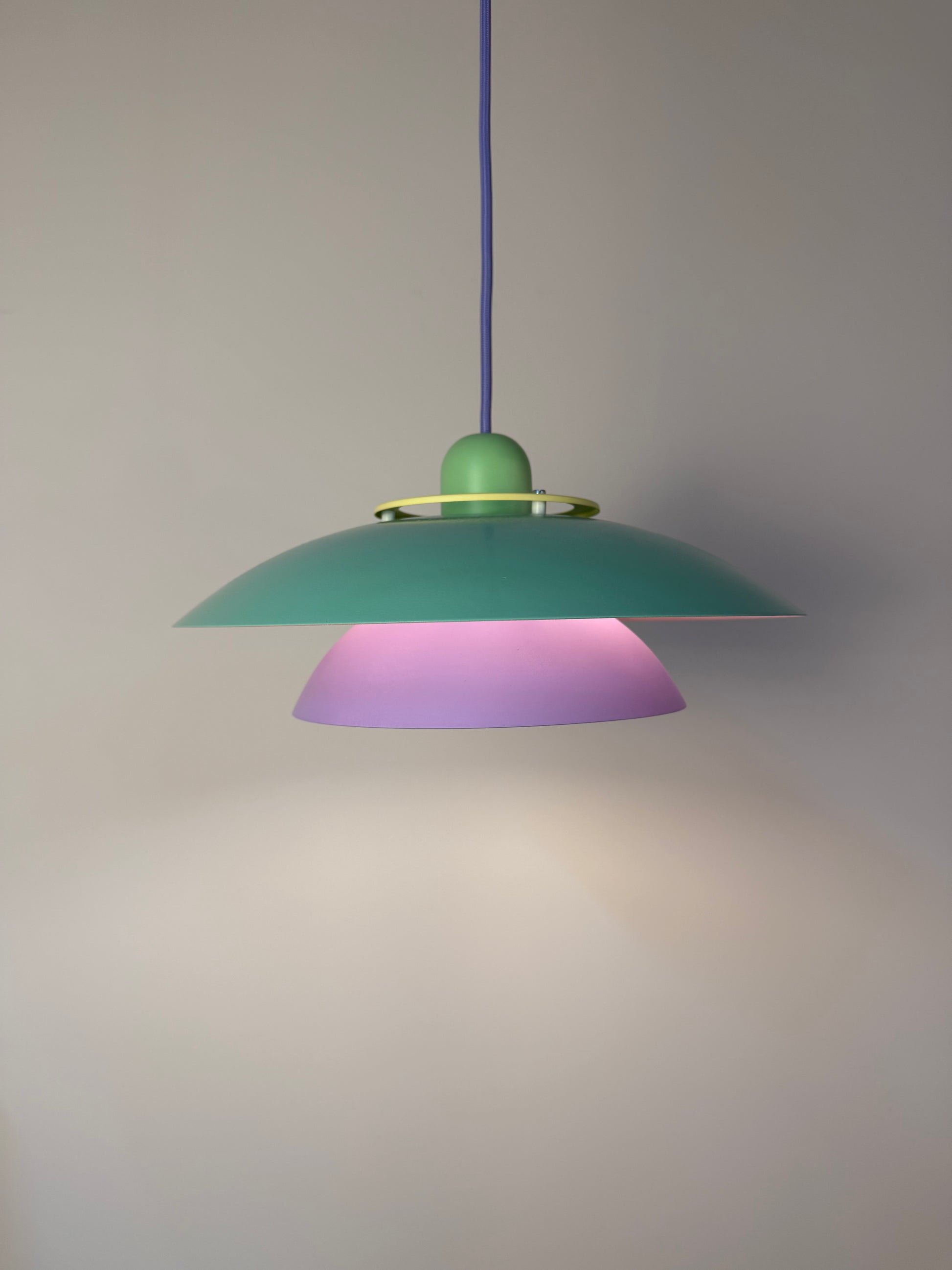 Lamellenlampe neu lackiert flieder türkis aus Dänemark