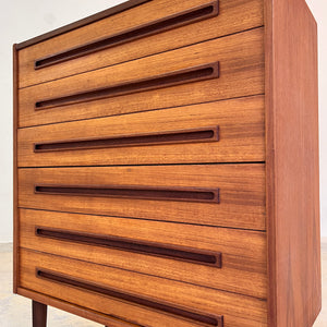 Kommode Teak mit eingelassenen langen Griffen aus Dänemark