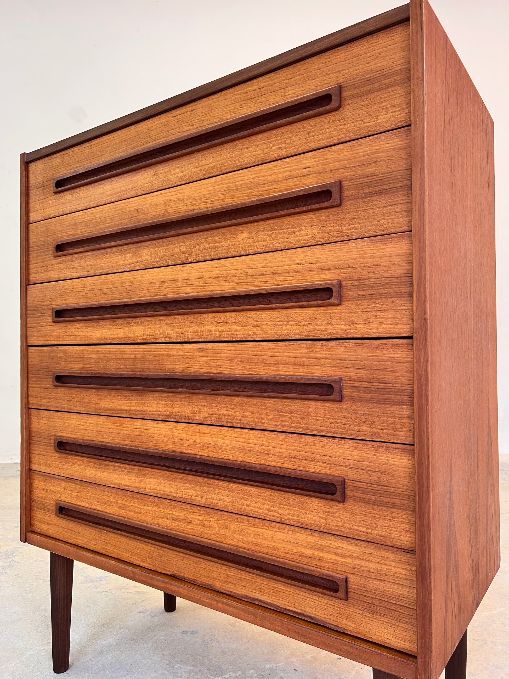 Kommode Teak mit eingelassenen langen Griffen aus Dänemark