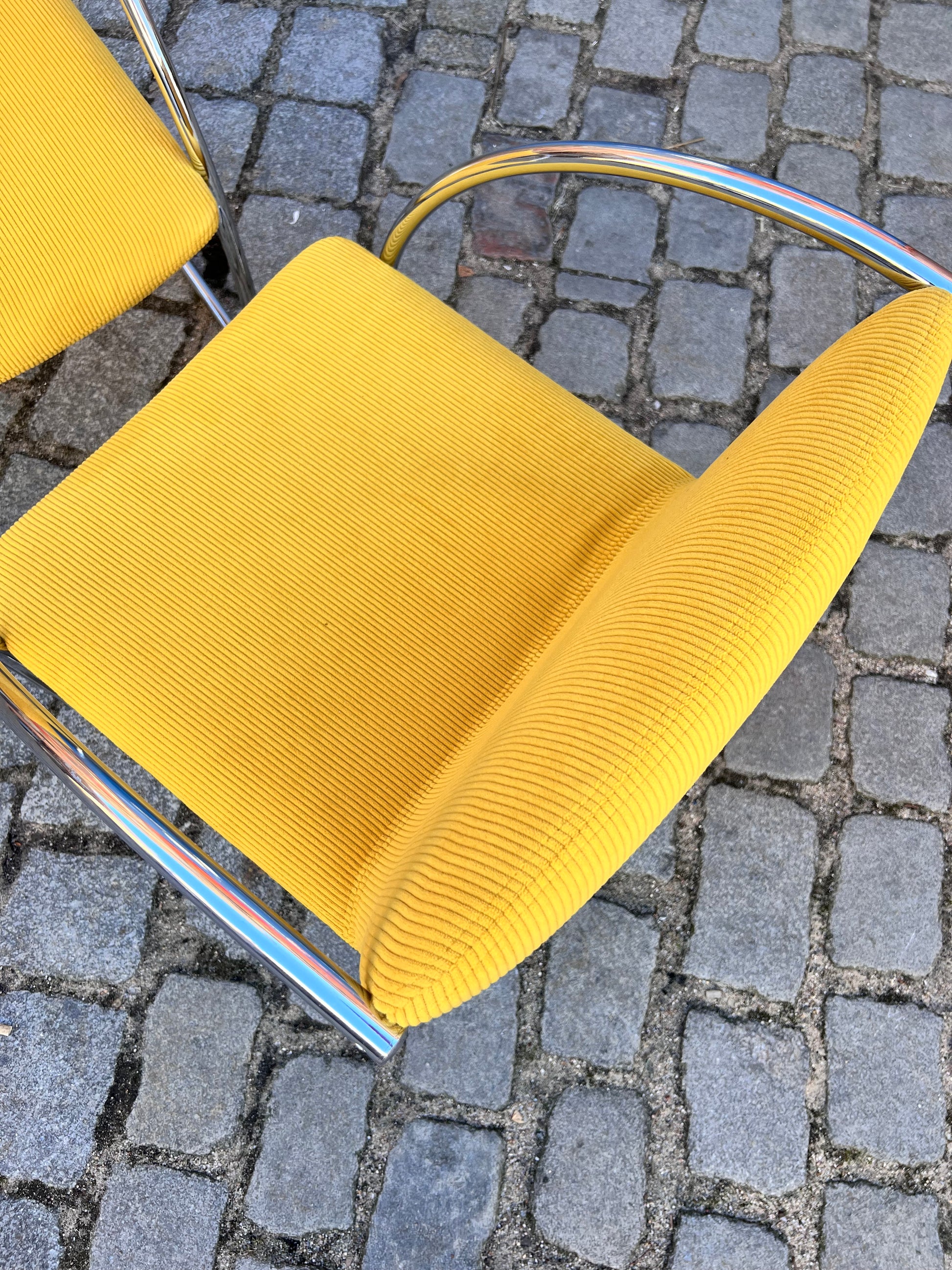 Freischwinger „Lens“ senfgelb Cord & Chrom von Giovanni Offredi für Saporiti Italia