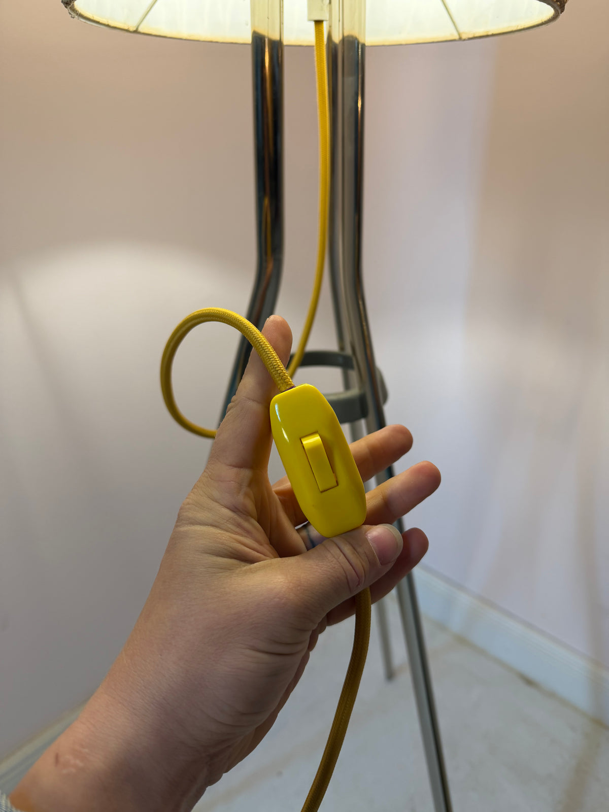 Stehlampe mit Bast-Strukturgeflecht & Chromgestell