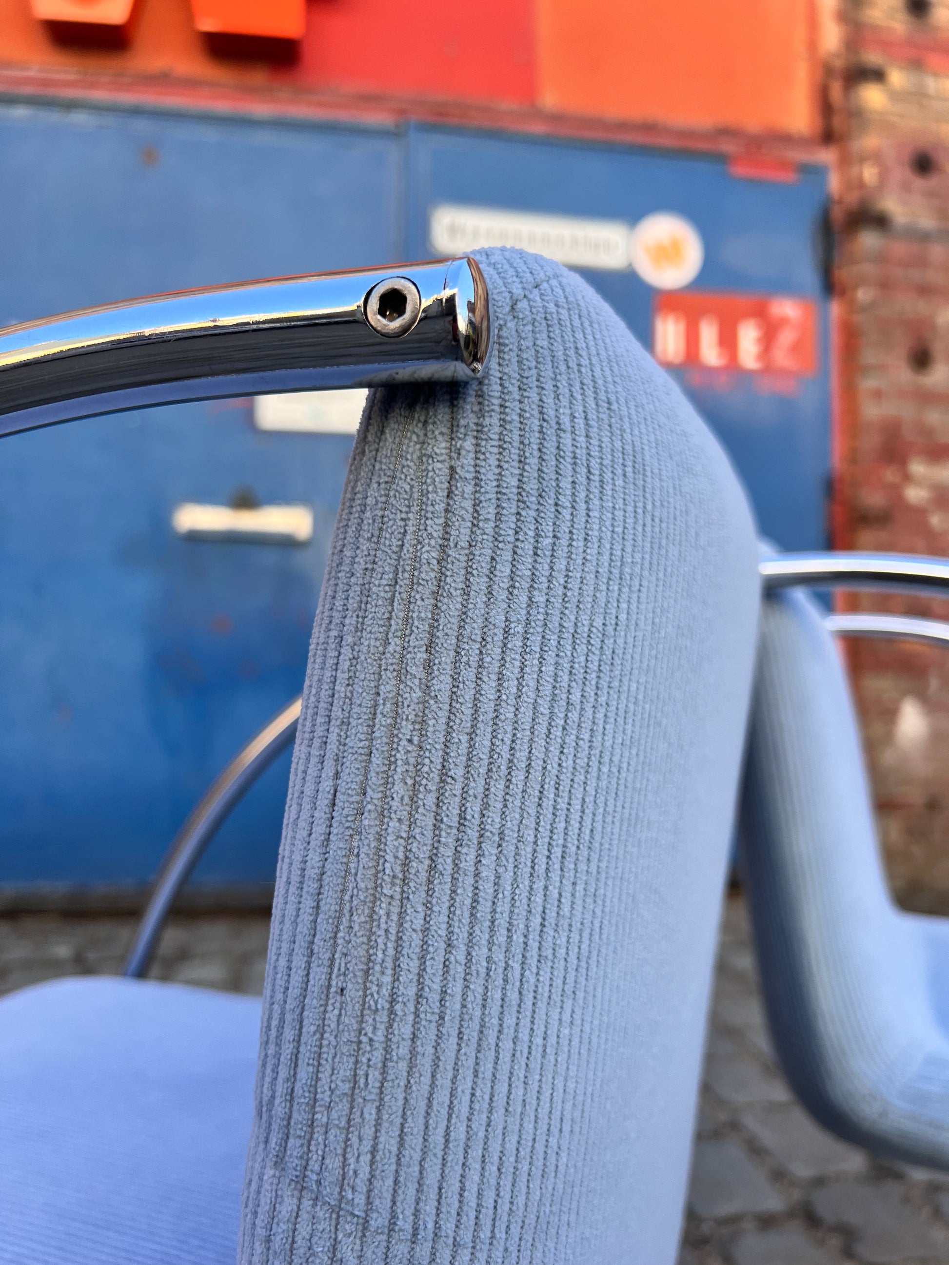 Freischwinger „Lens“ hellblau Cord & Chrom von Giovanni Offredi für Saporiti Italia