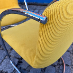 Freischwinger „Lens“ senfgelb Cord & Chrom von Giovanni Offredi für Saporiti Italia