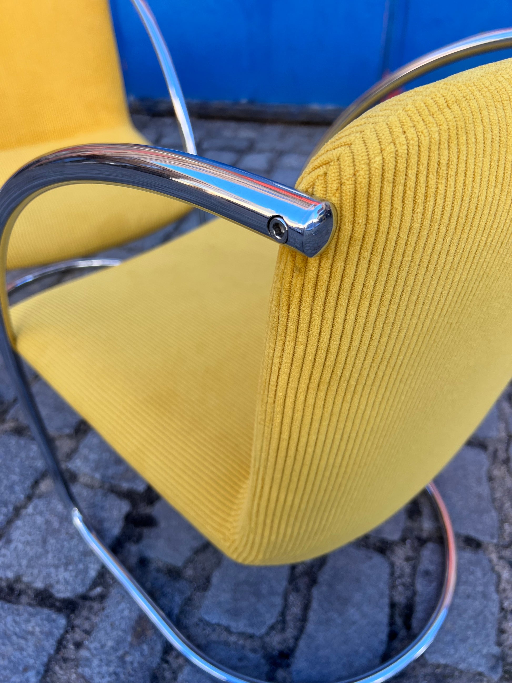 Freischwinger „Lens“ senfgelb Cord & Chrom von Giovanni Offredi für Saporiti Italia