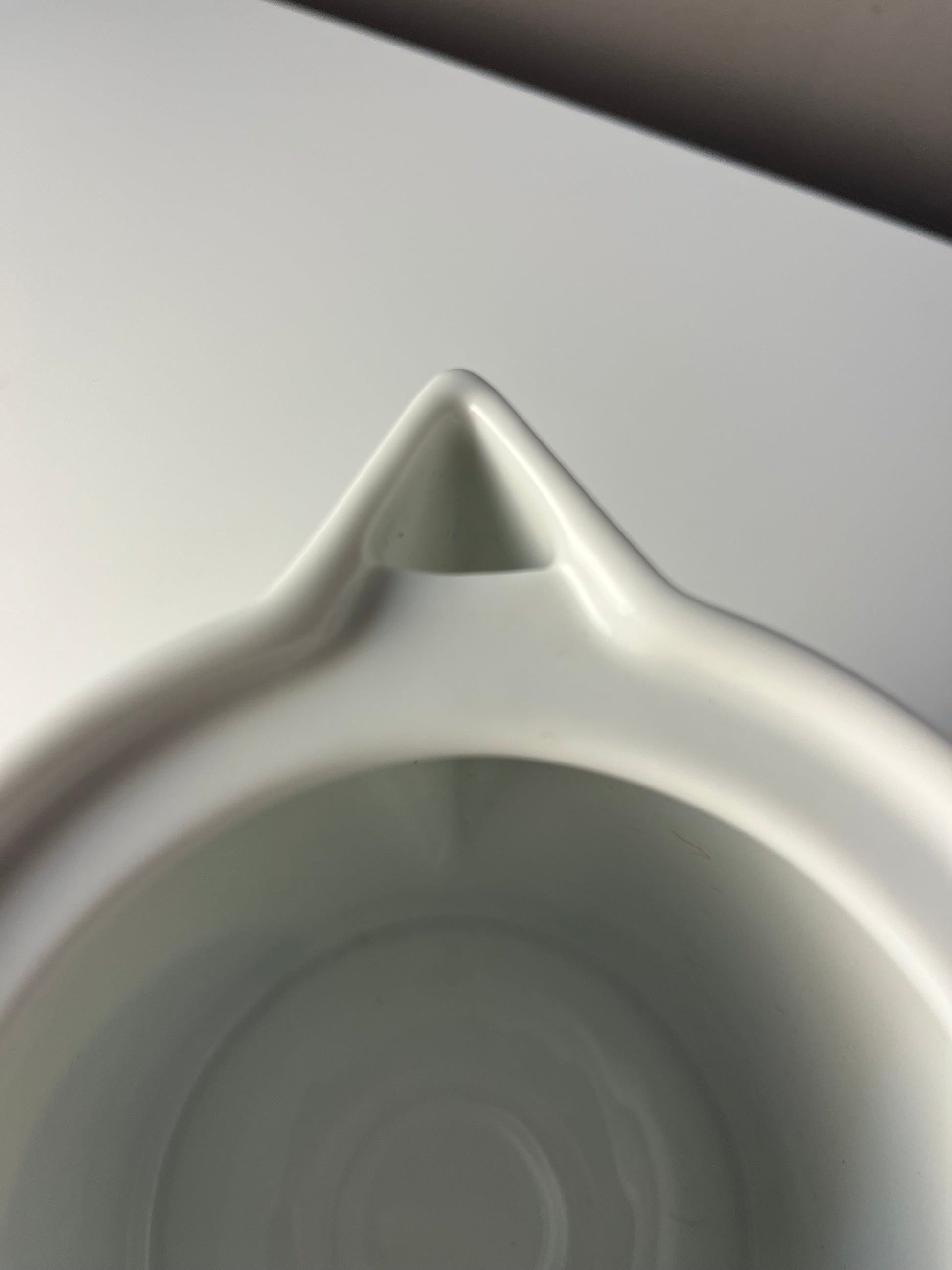 Teekanne dunkelblau weiß mit "Geometry 1" Print von Verner Panton für Menu