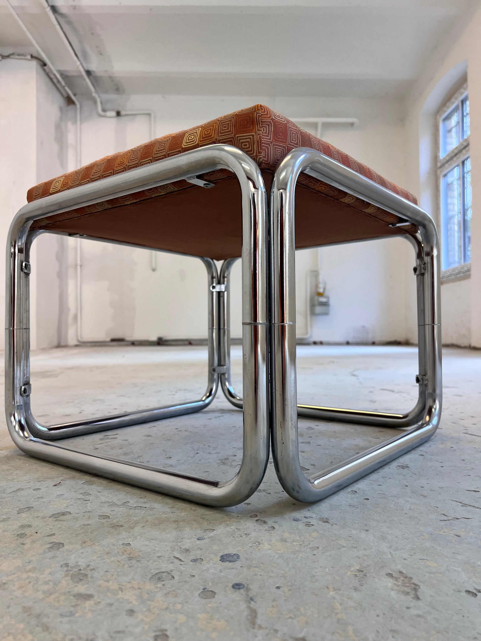 Hocker Chrom mit orange braunem Polster