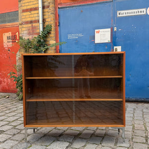 Vitrine Nussbaum mit neuen Chromfüßen von Störmer & Sohn