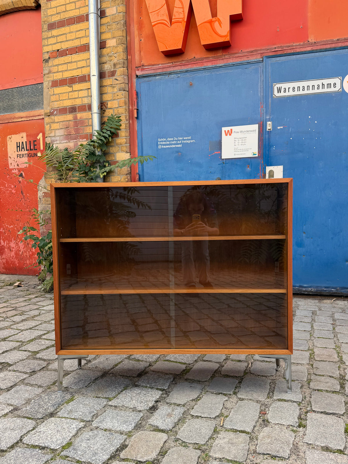 Vitrine Nussbaum mit neuen Chromfüßen von Störmer & Sohn
