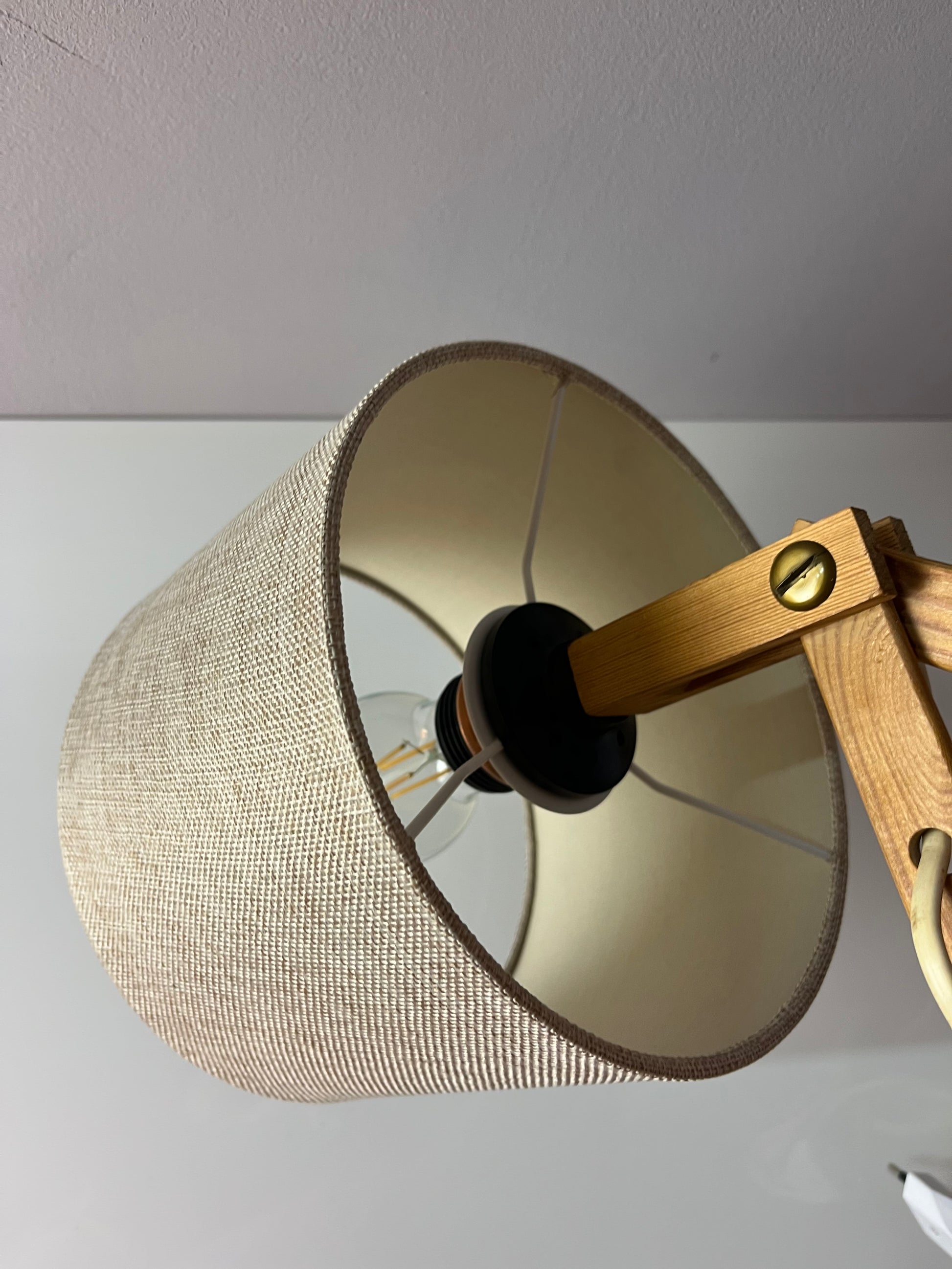 Scherenlampe beige Holz von Le Klint