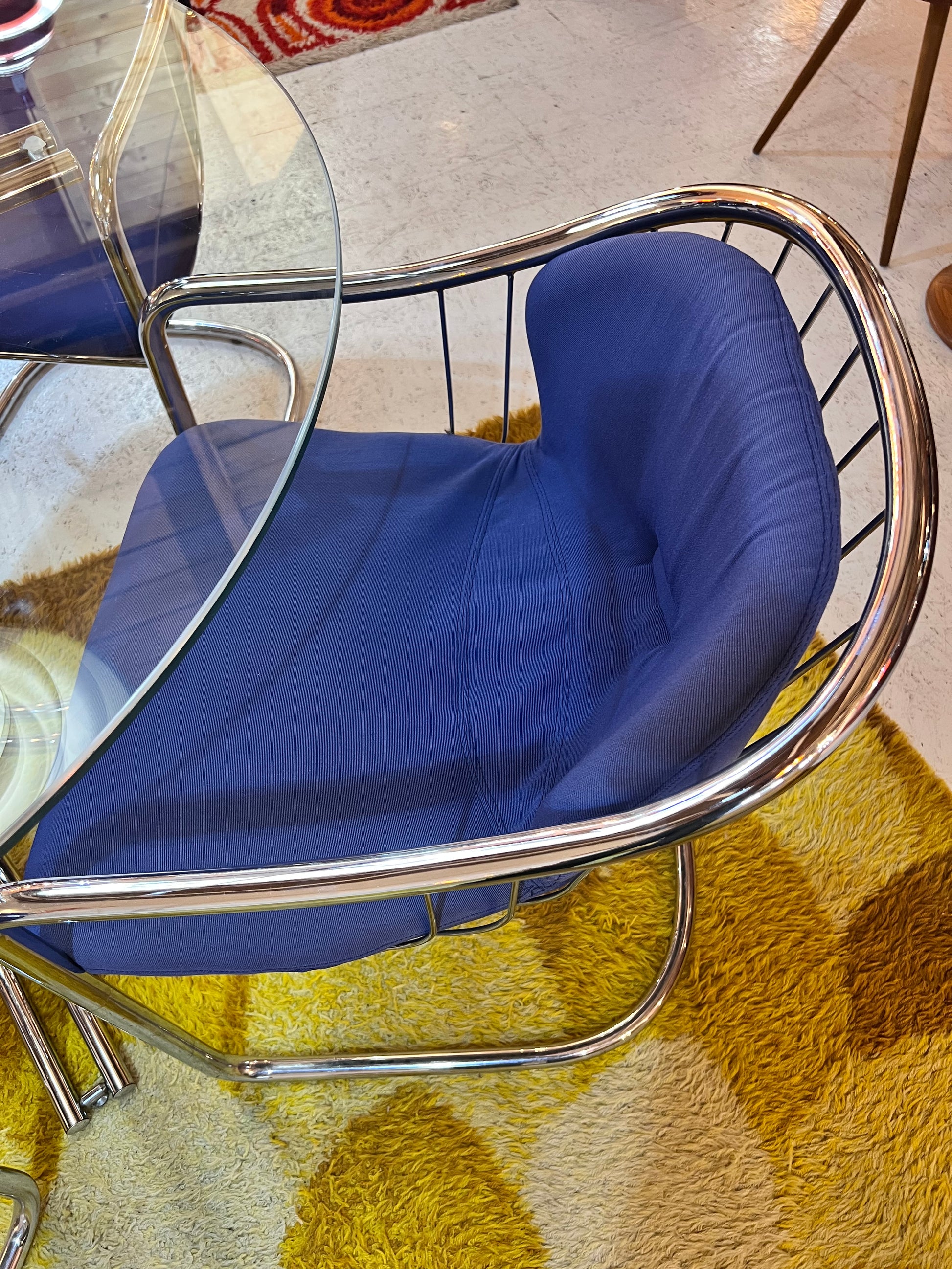 Set: 4x Freischwinger Chrom blau und runder Glastisch von Gastone Rinaldi für Alma