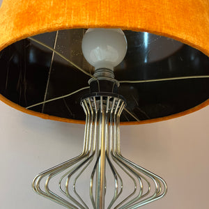 Tischlampe mit orangem Samtschirm