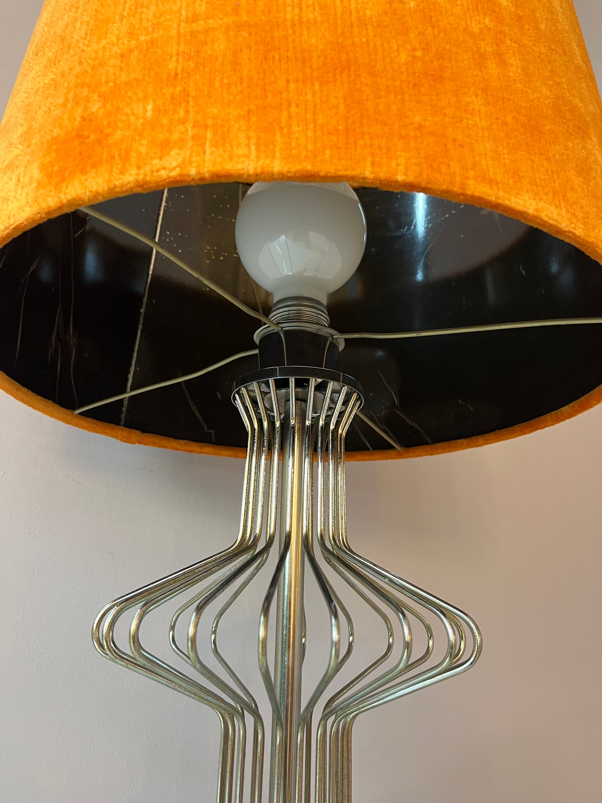 Tischlampe mit orangem Samtschirm