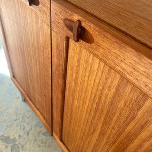 Kommode Teak mit Flügeltüren & neuen Chromfüßen von H. W. Klein
