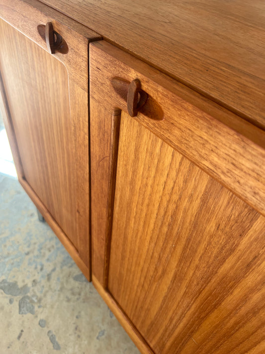 Kommode Teak mit Flügeltüren & neuen Chromfüßen von H. W. Klein