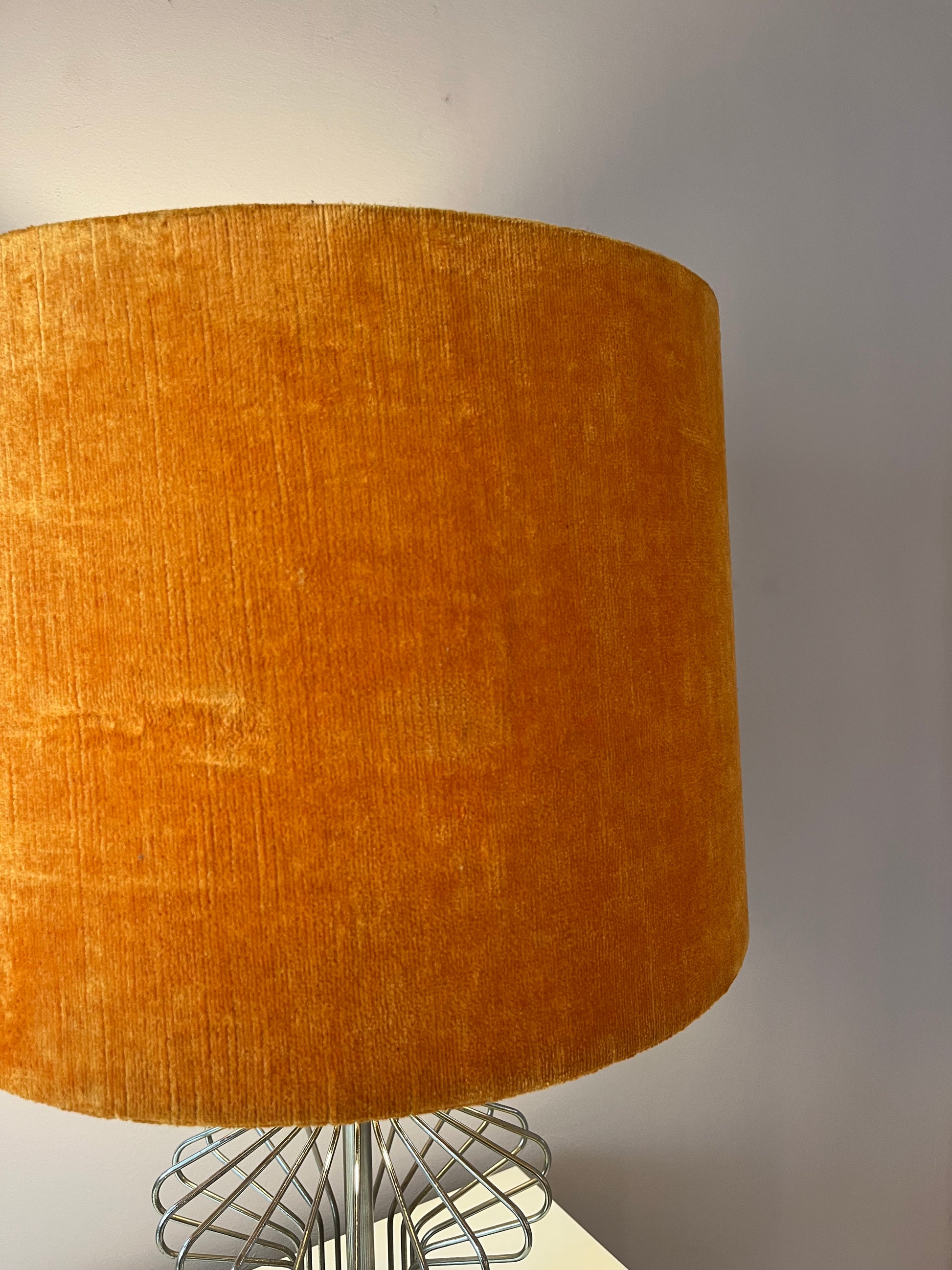 Tischlampe mit orangem Samtschirm