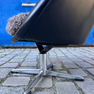 Cocktailsessel Kunstleder mit grauem Fellkissen
