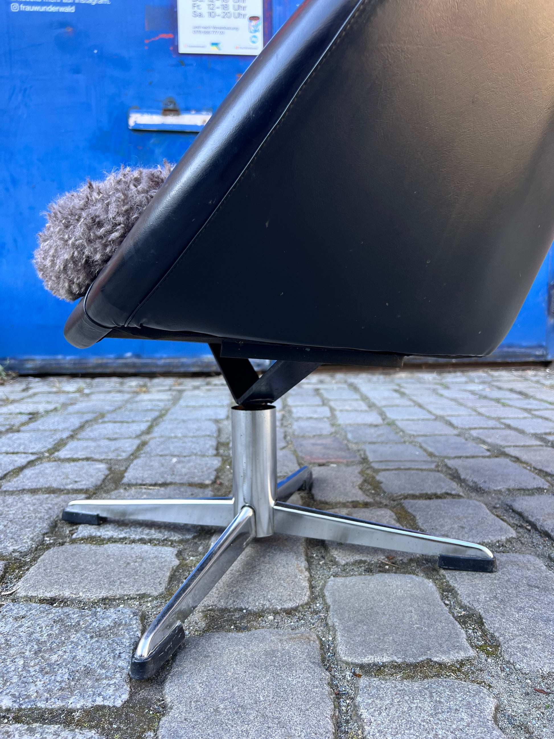 Cocktailsessel Kunstleder mit grauem Fellkissen