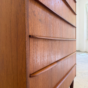 Kommode Teak mit durchgehenden Griffen & Schloss aus Dänemark