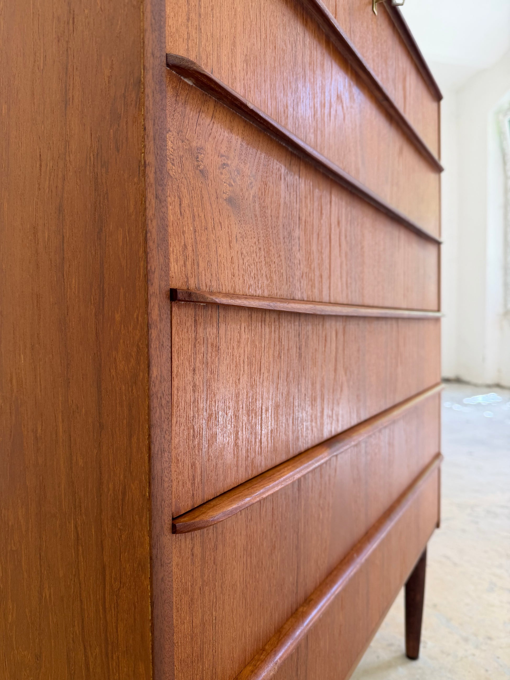 Kommode Teak mit durchgehenden Griffen & Schloss aus Dänemark