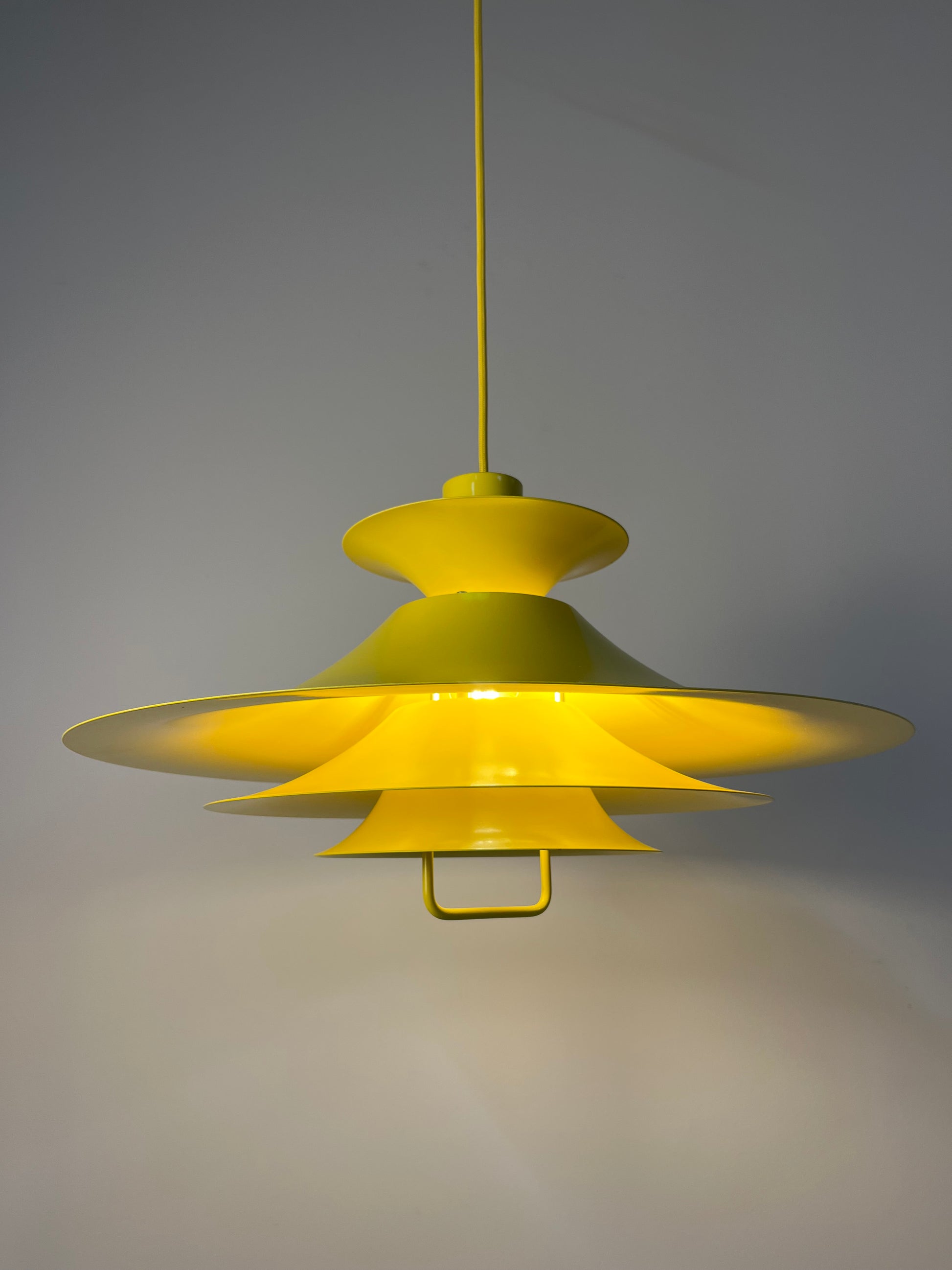 Lamellenlampe neu lackiert gelb aus Dänemark