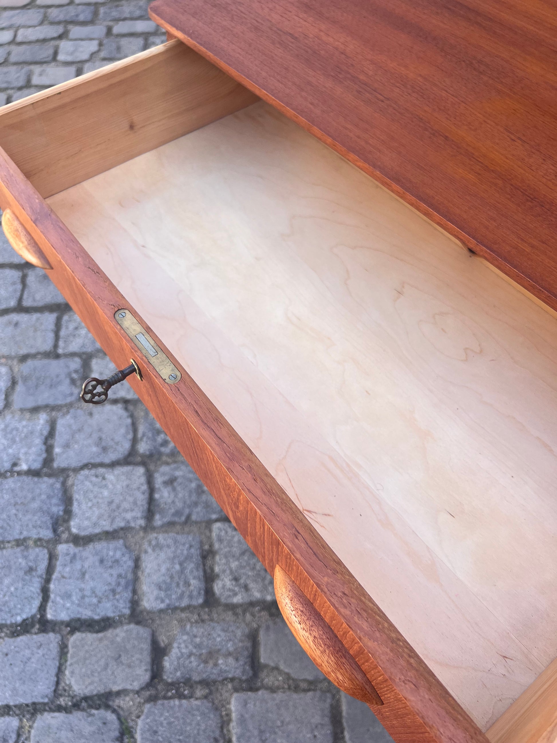 Kommode Teak mit Muschelgriffen aus Dänemark