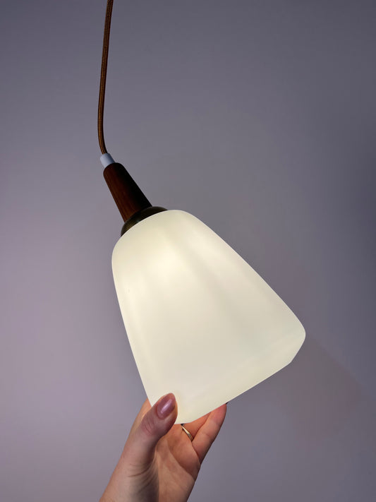 Hängelampe Opalglas mit Teak & Messing Kabelführung aus Dänemark