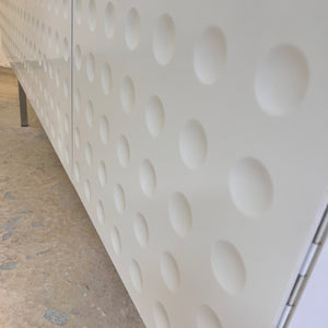 Sideboard weiß mit kreisförmigem Reliefmuster aus Belgien