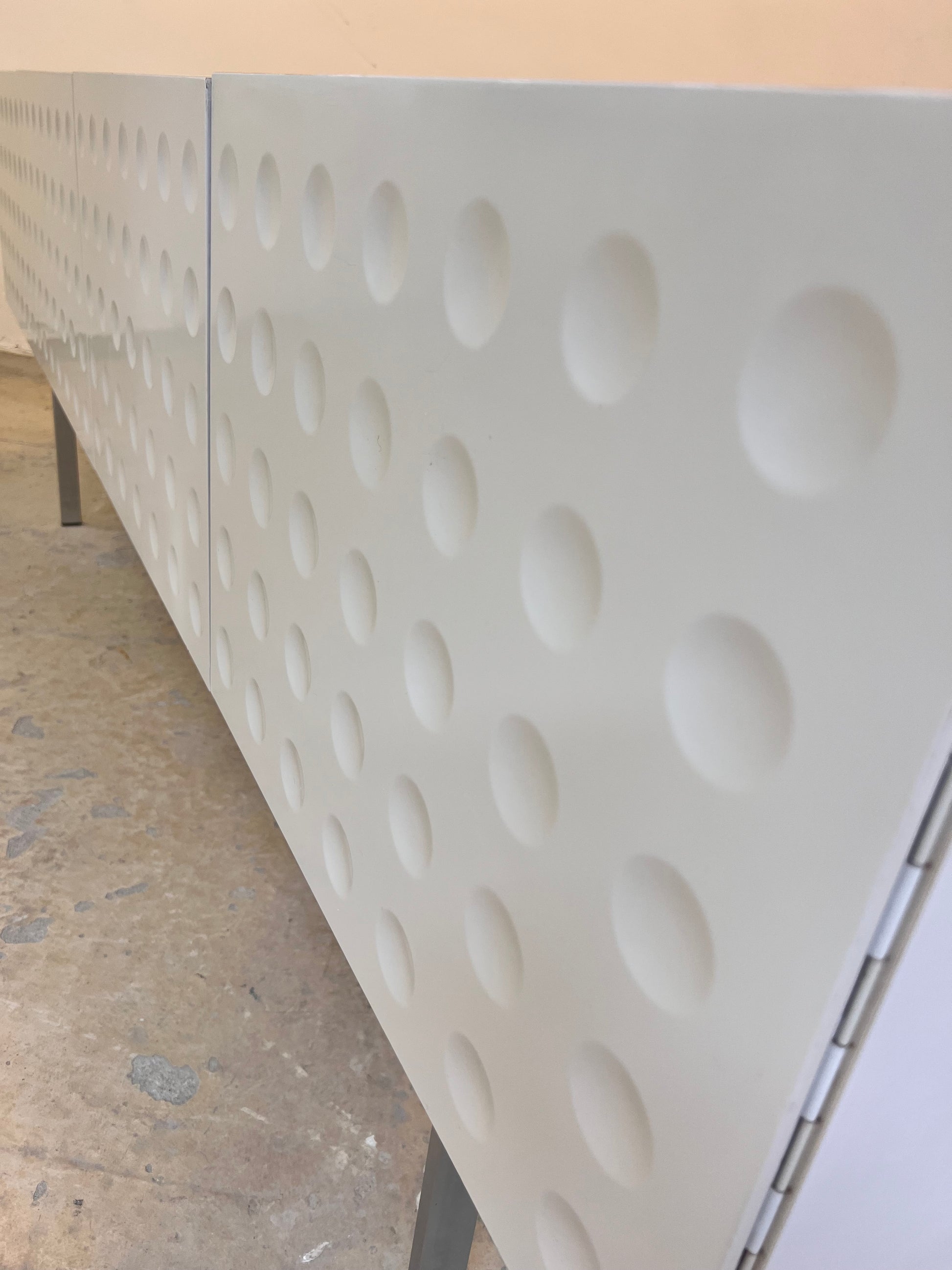 Sideboard weiß mit kreisförmigem Reliefmuster aus Belgien