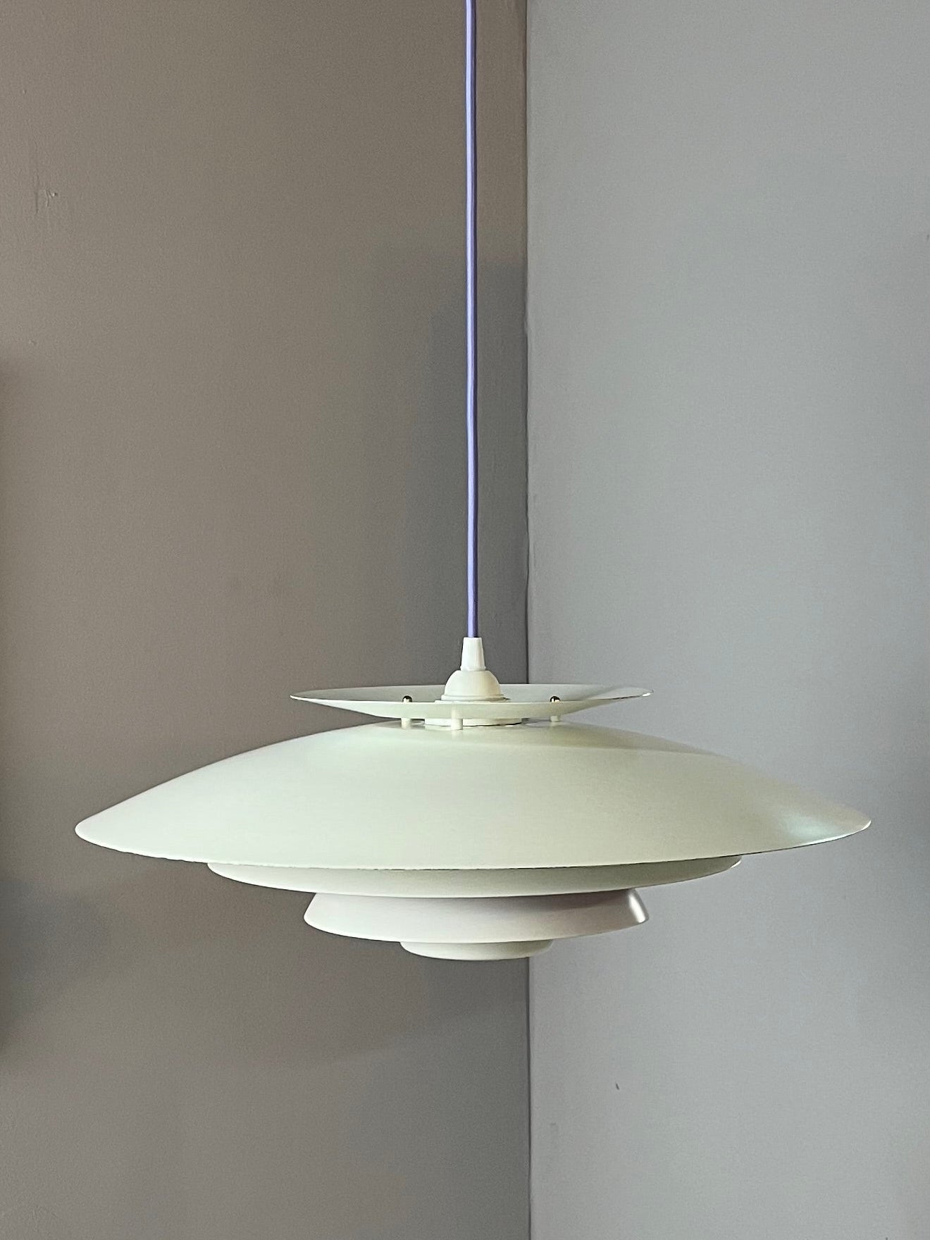 Lamellenlampe weiß lila von Formlight