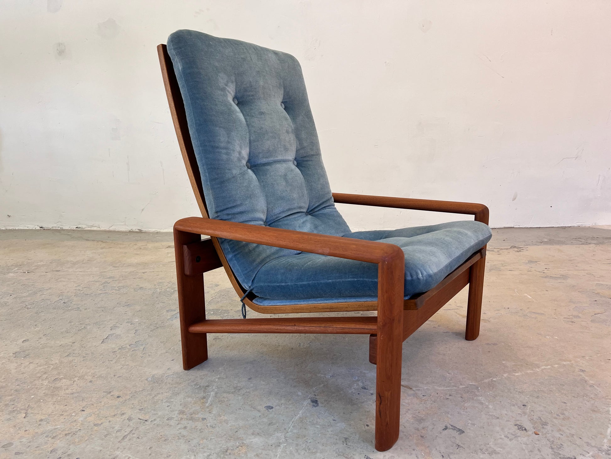Sessel blau Samt und Teak Hochlehner