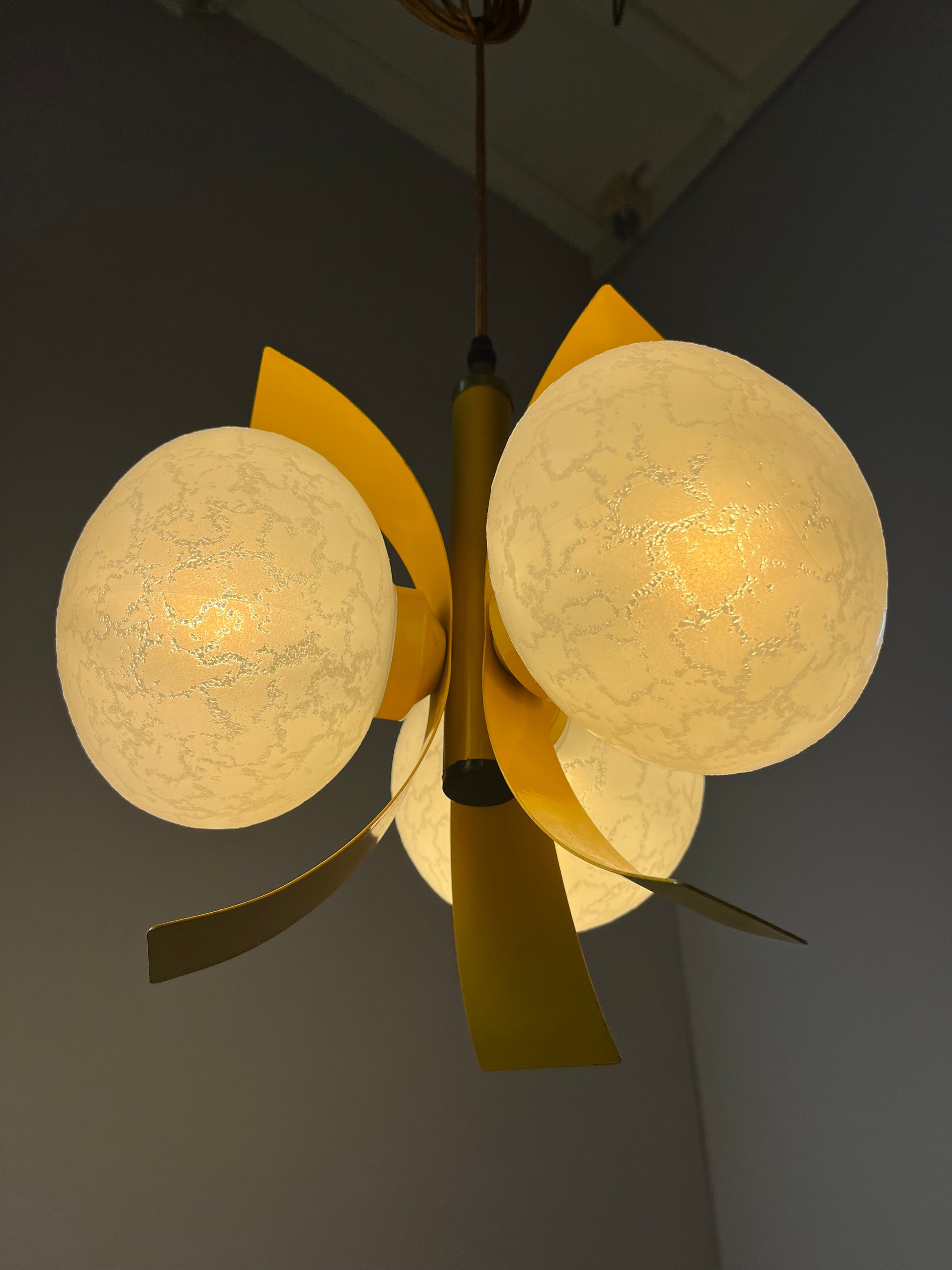 Hängelampe gelb weiß von Richard Essig