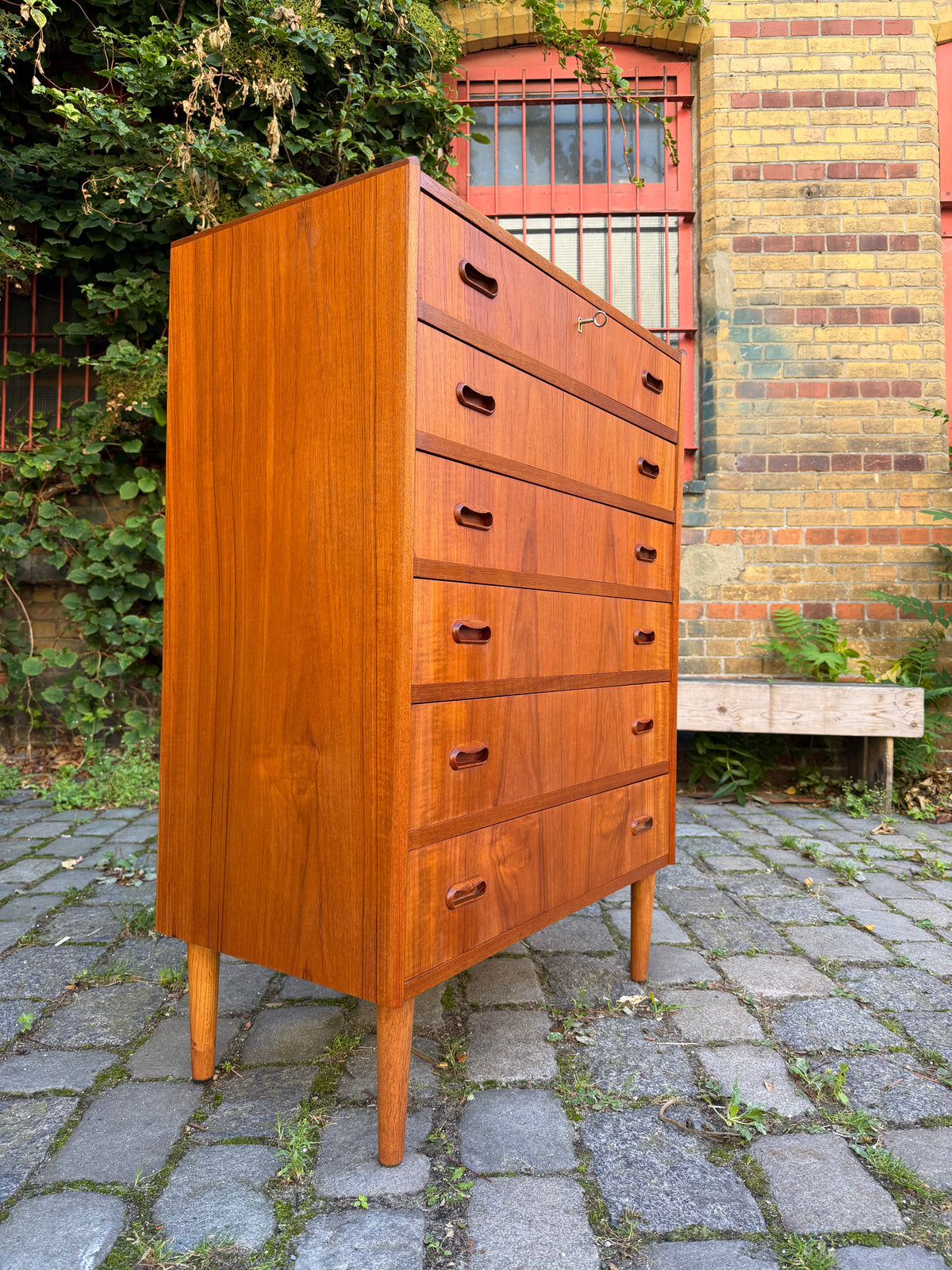 Kommode Teak mit Griffmulden & Schloss aus Dänemark