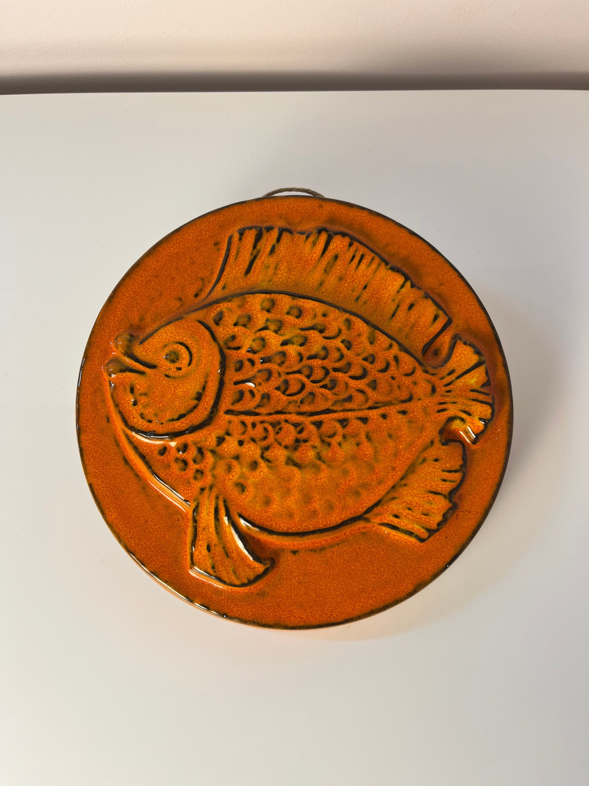Set: Relief Wandteller Igel Pferd Fisch orange Keramik