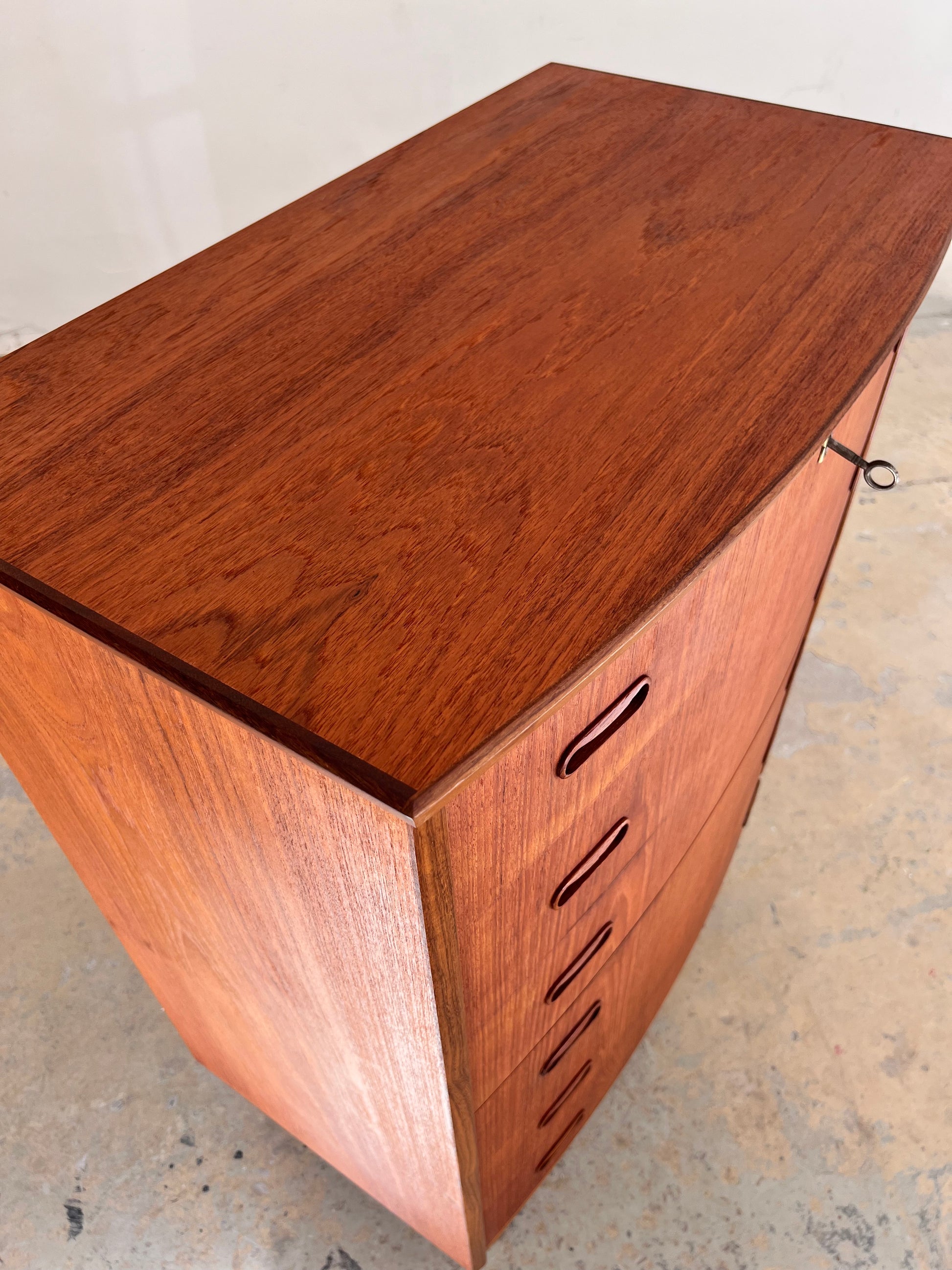 Halbrunde Kommode Teak mit Schloss aus Dänemark