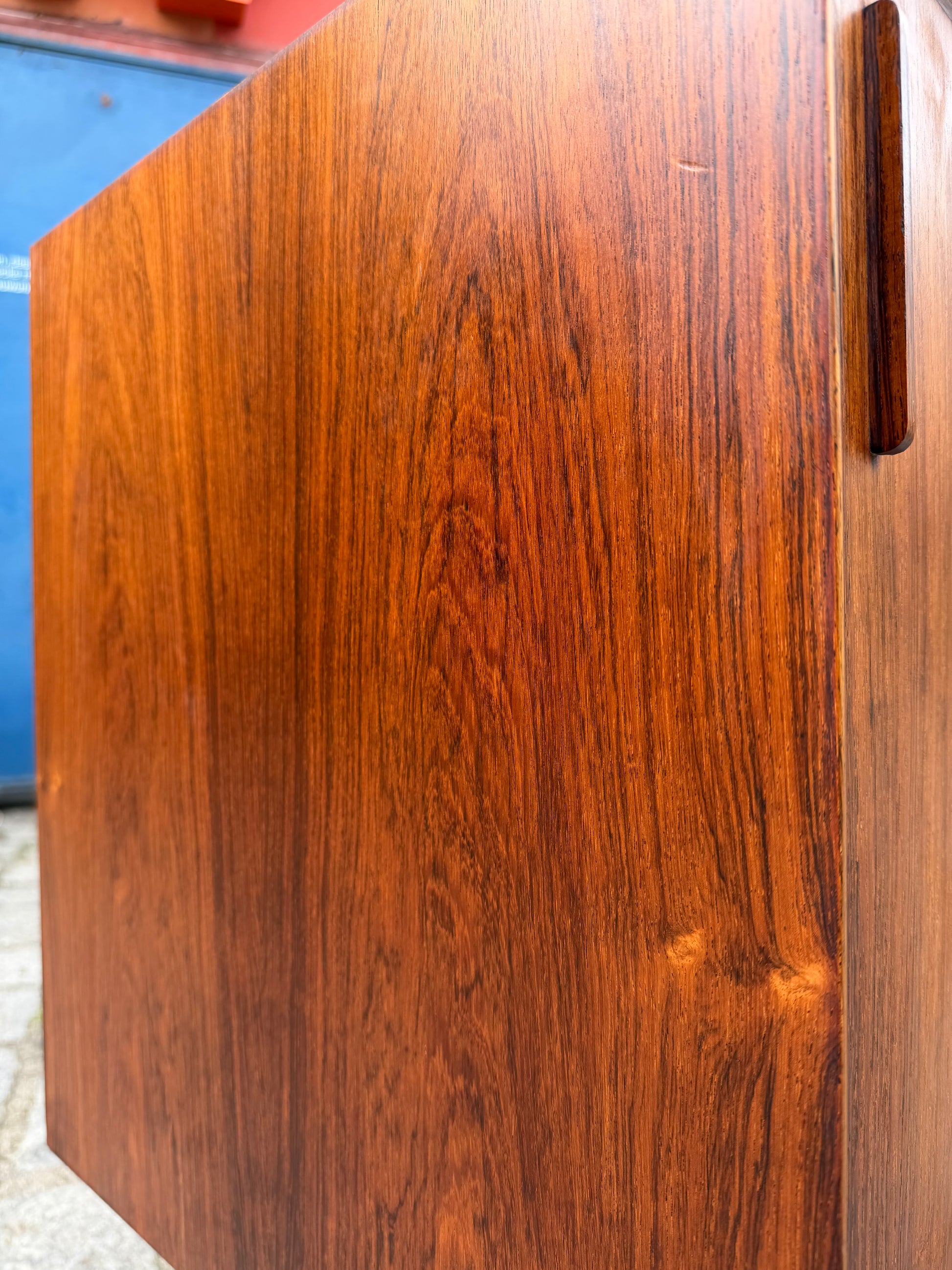 Sideboard Mahagoni mit Schiebetüren & Chromfüßen