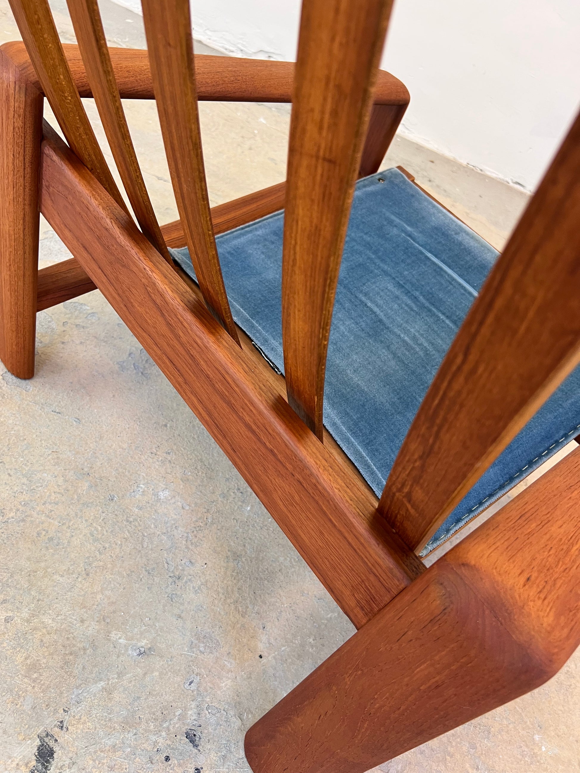Sessel blau Samt und Teak Hochlehner