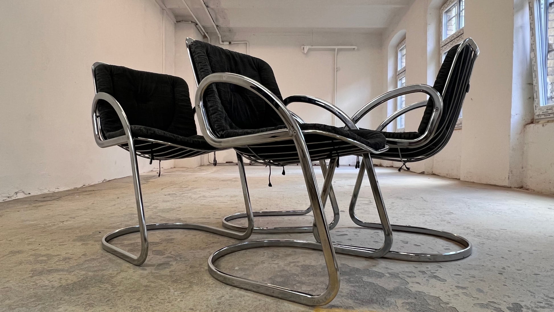 Freischwinger grau Cord Chrom von Gastone Rinaldi