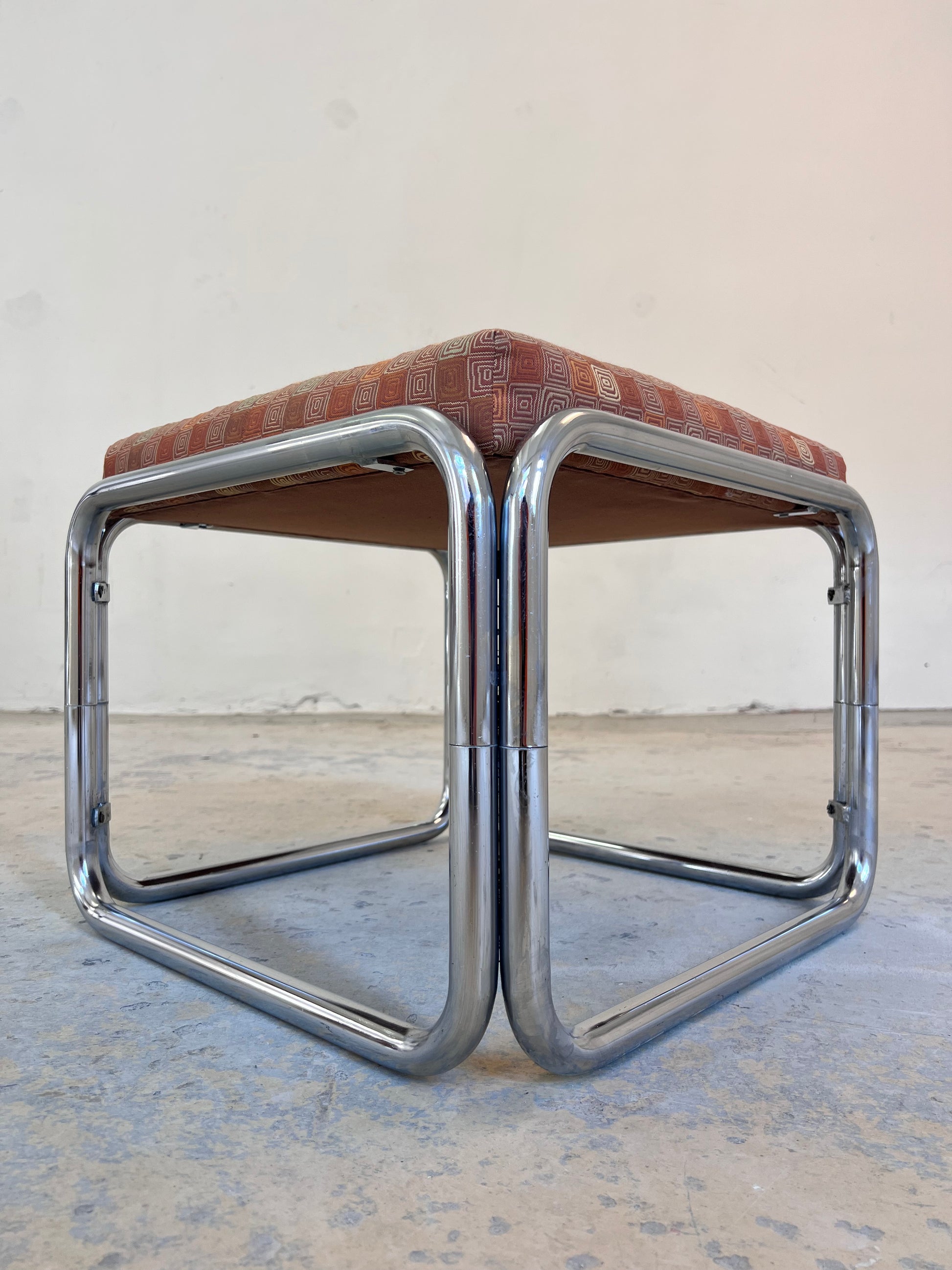 Hocker Chrom mit orange braunem Polster