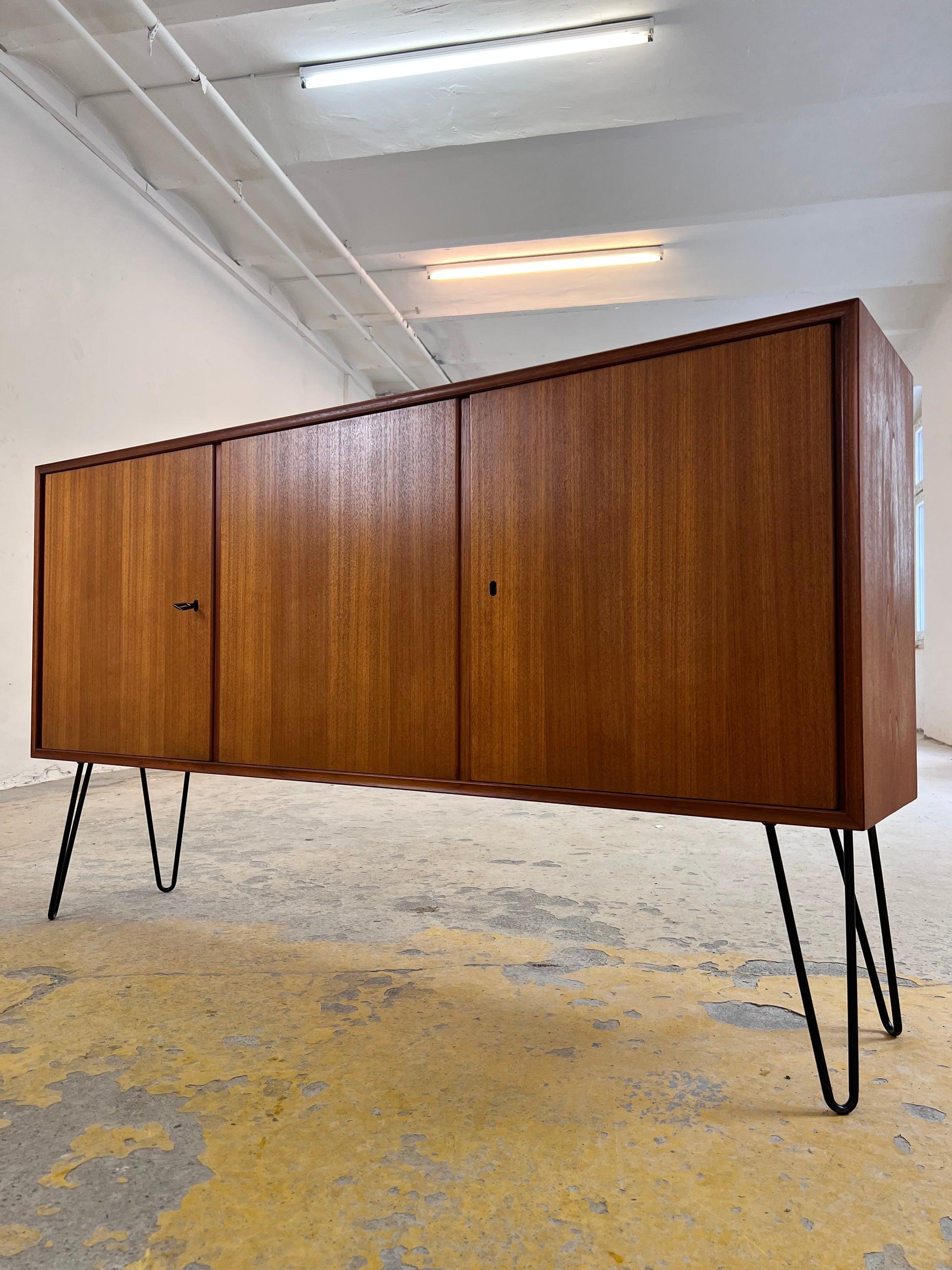 Sideboard Teak auf Hairpinlegs von rt Möbel