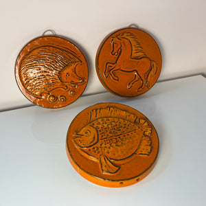 Set: Relief Wandteller Igel Pferd Fisch orange Keramik