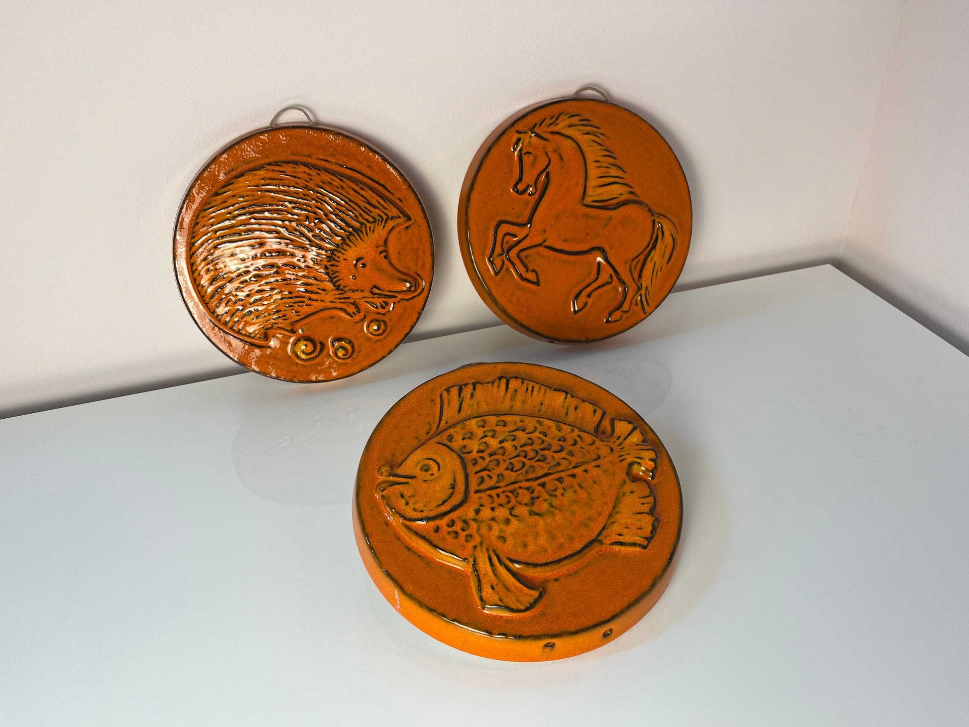 Set: Relief Wandteller Igel Pferd Fisch orange Keramik