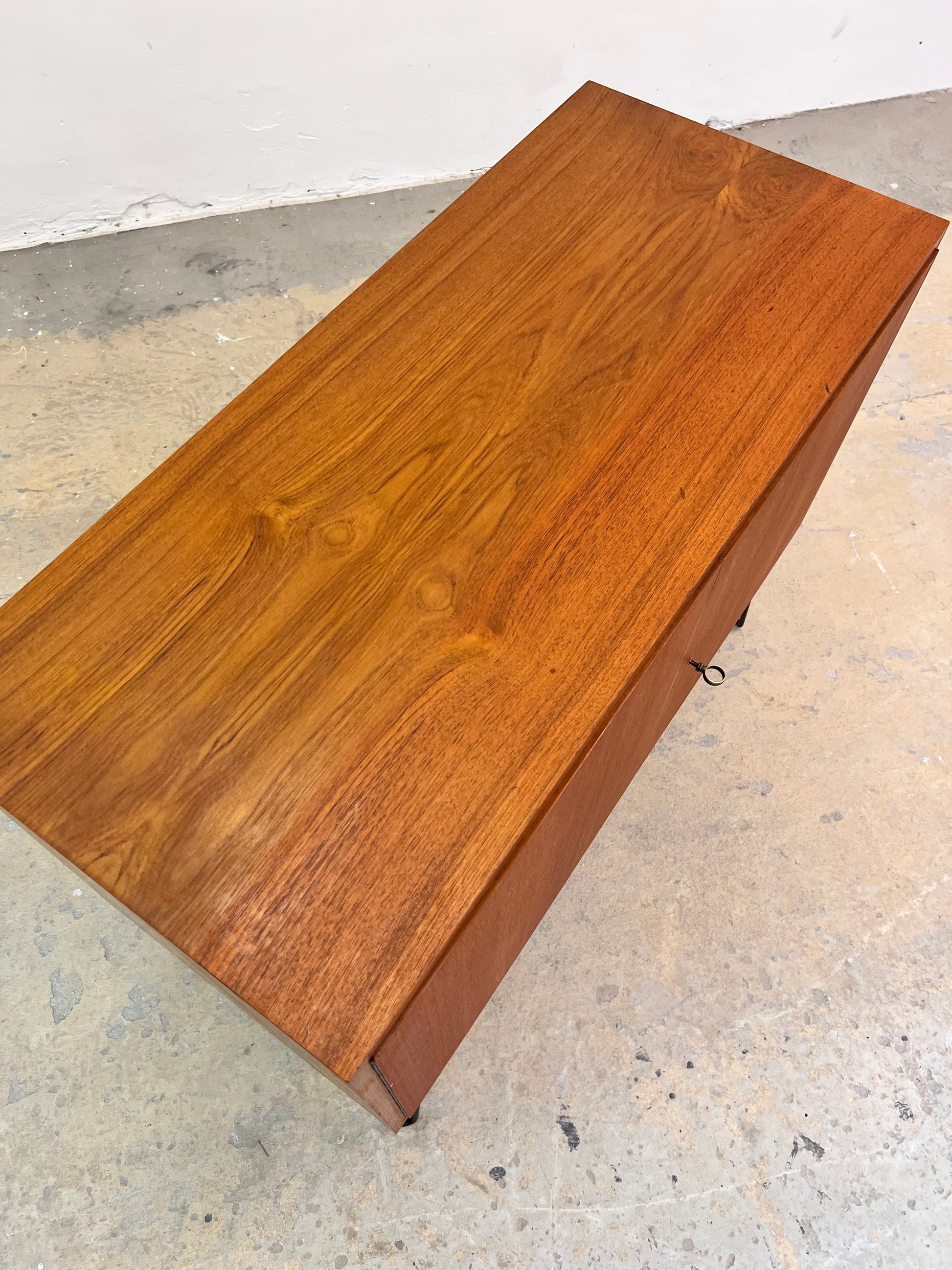 Schrank Teak auf Hairpinlegs