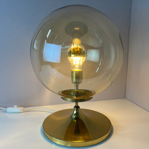 Tischlampe mit Glaskugel und Messingfuß
