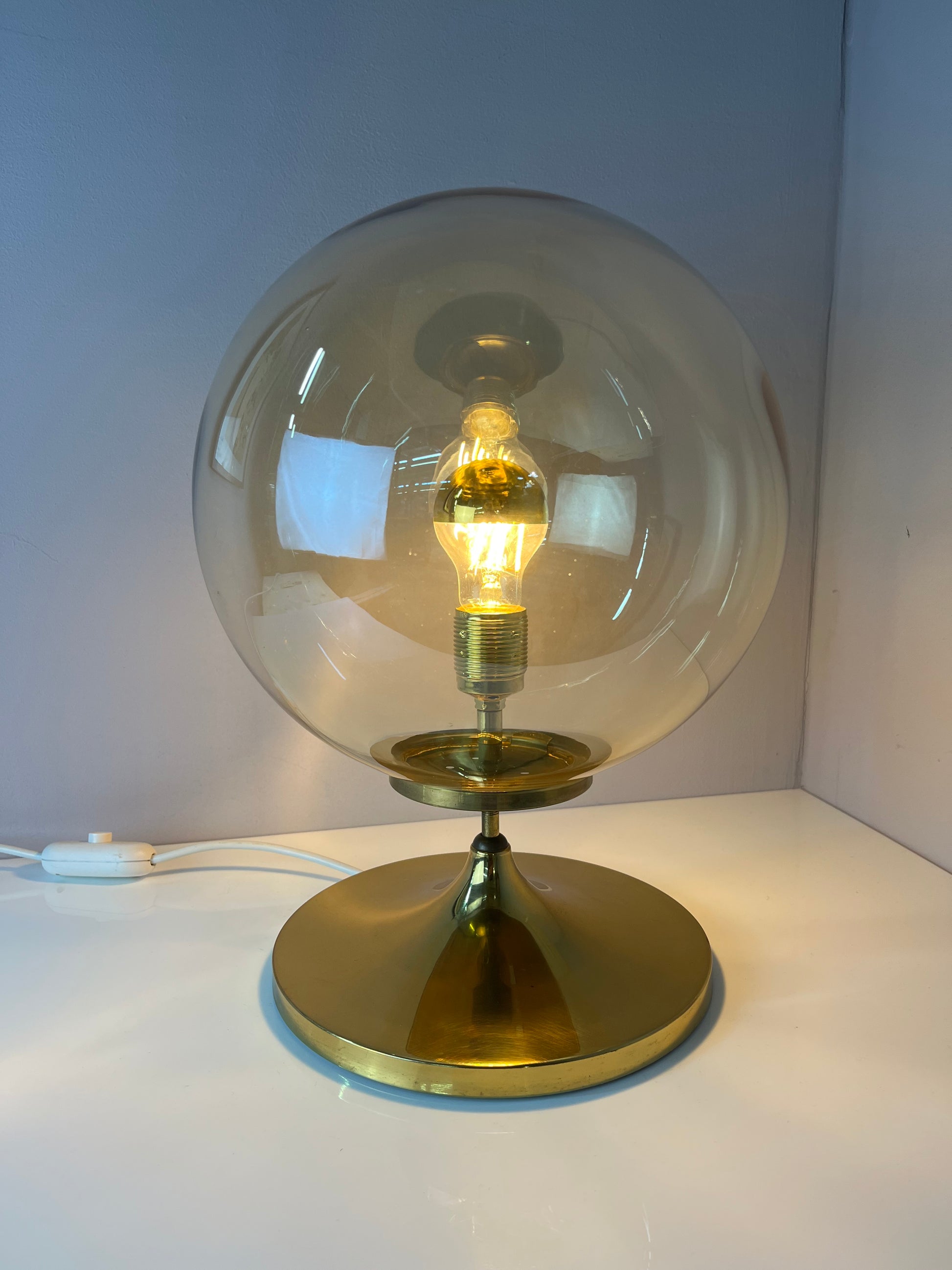 Tischlampe mit Glaskugel und Messingfuß