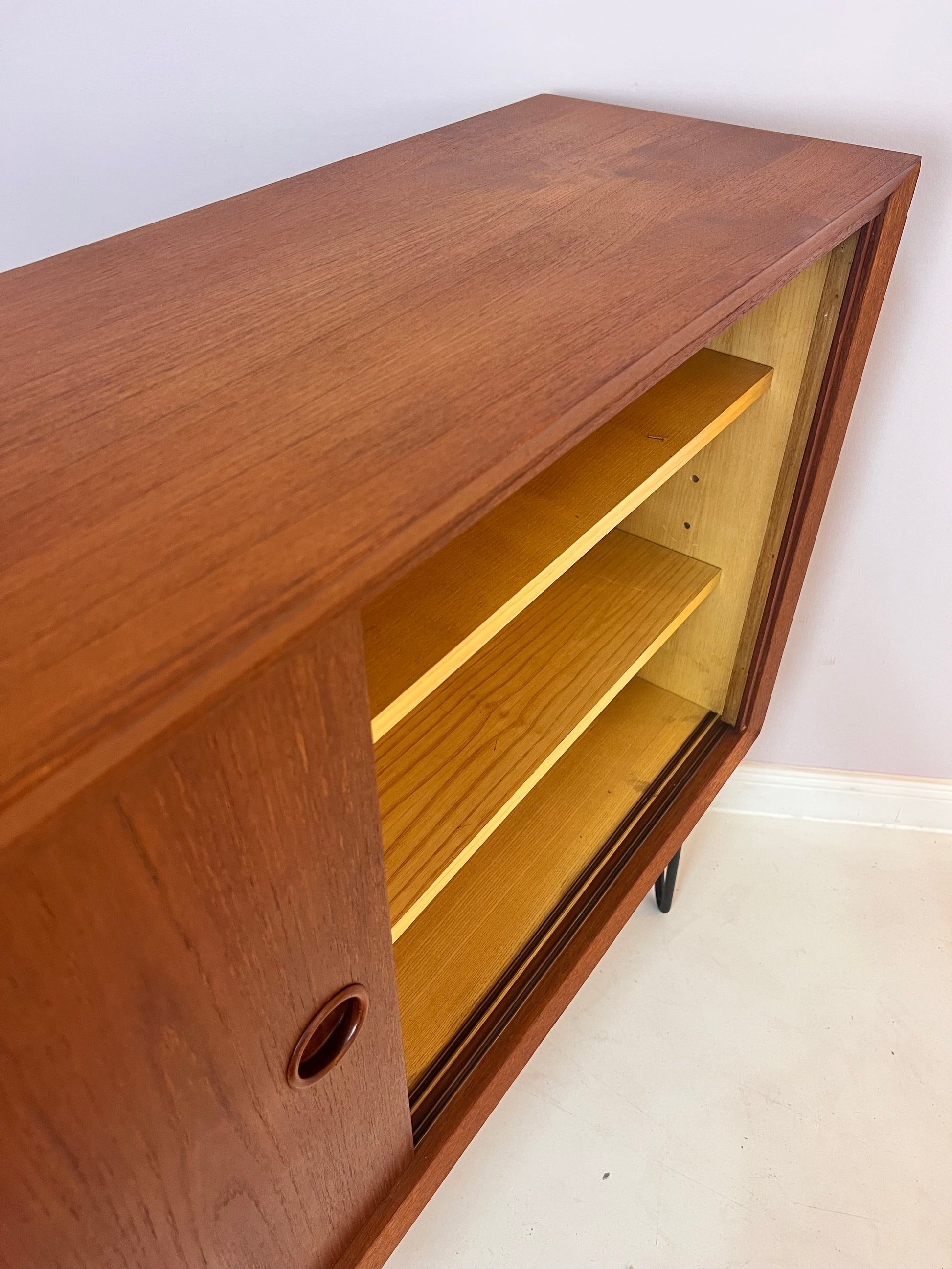 Flurschrank Teak auf Hairpinlegs