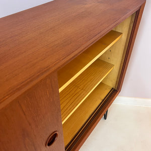 Flurschrank Teak auf Hairpinlegs