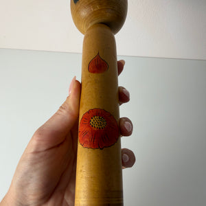 Japanische Kokeshi Holzfigur handbemalt